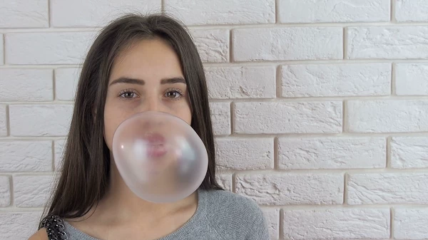 Τελικά πόσο καιρό θέλει μια τσίχλα για να βγει από το σώμα σας; Μύθος και αλήθεια